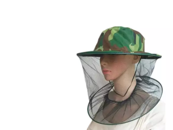 Шляпа с антимоскитной сеткой на манекене