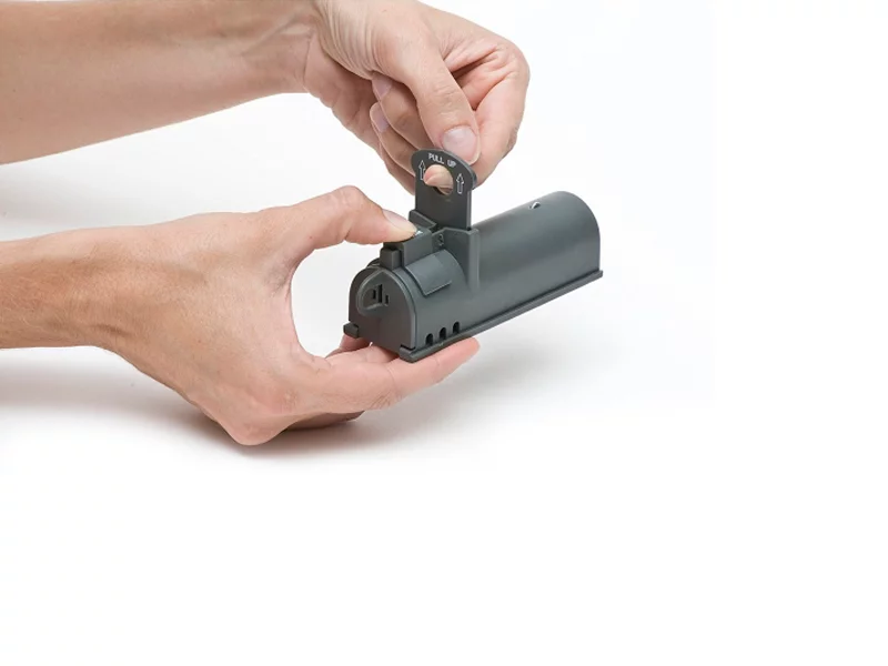 Процесс приведения в действие мышеловки-«гильотины» Victor Clean-Kill Mouse Trap M162S